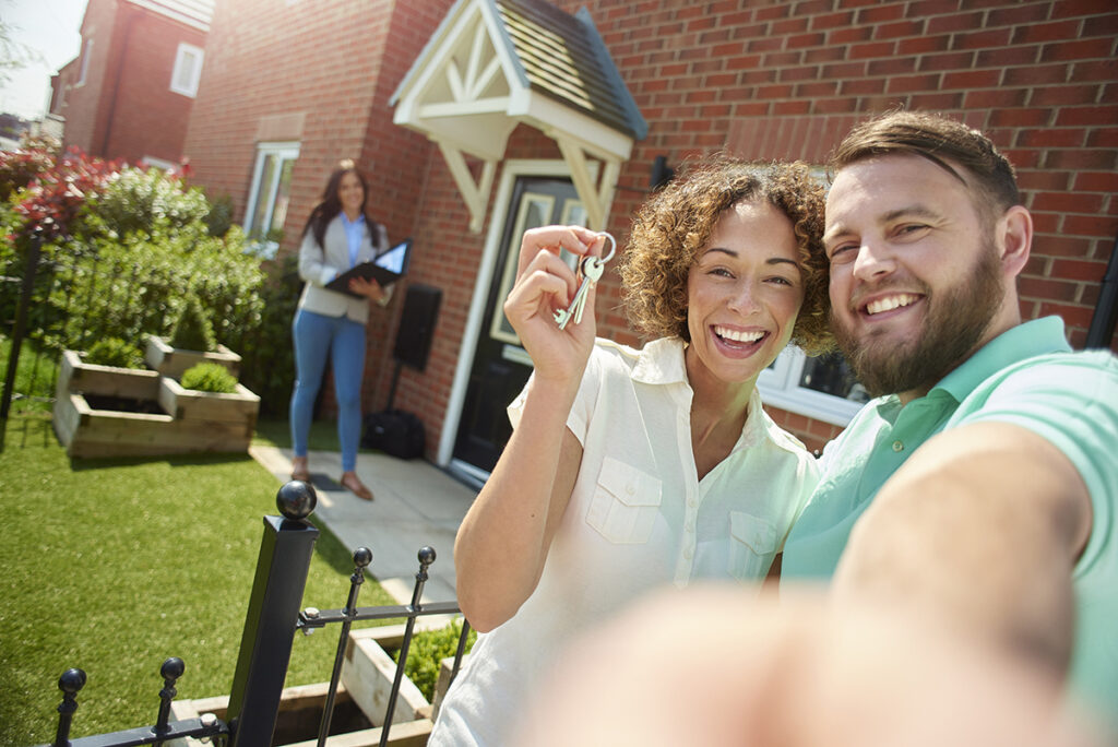 happy-couple-with-their-new-house-keys